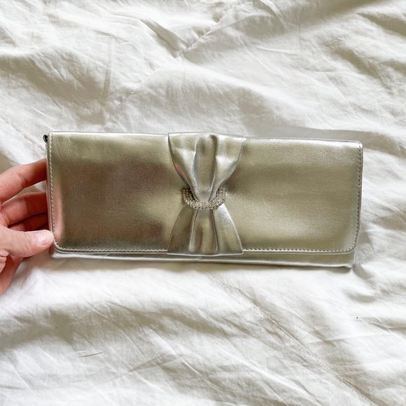 Silver Clutch - Picture 4 of 12